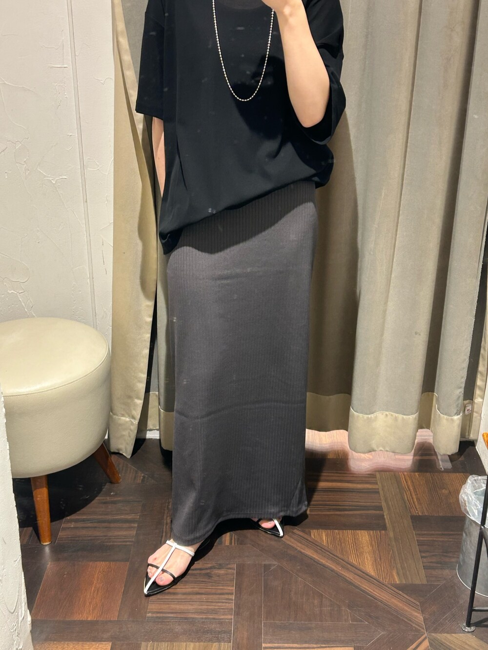 ブラック系のTシャツ/カットソー、グレー系のワンピース、シルバー系のネックレスを着用したレディースの夏コーディネートの5枚目の写真