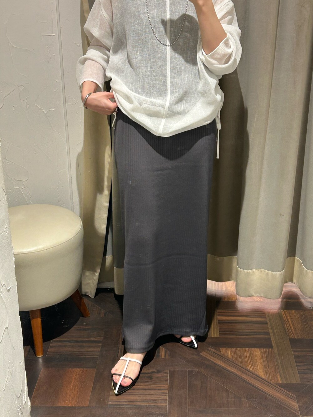 ホワイト系のシャツ/ブラウス、グレー系のワンピース、シルバー系のネックレスを着用したレディースの夏コーディネートの5枚目の写真