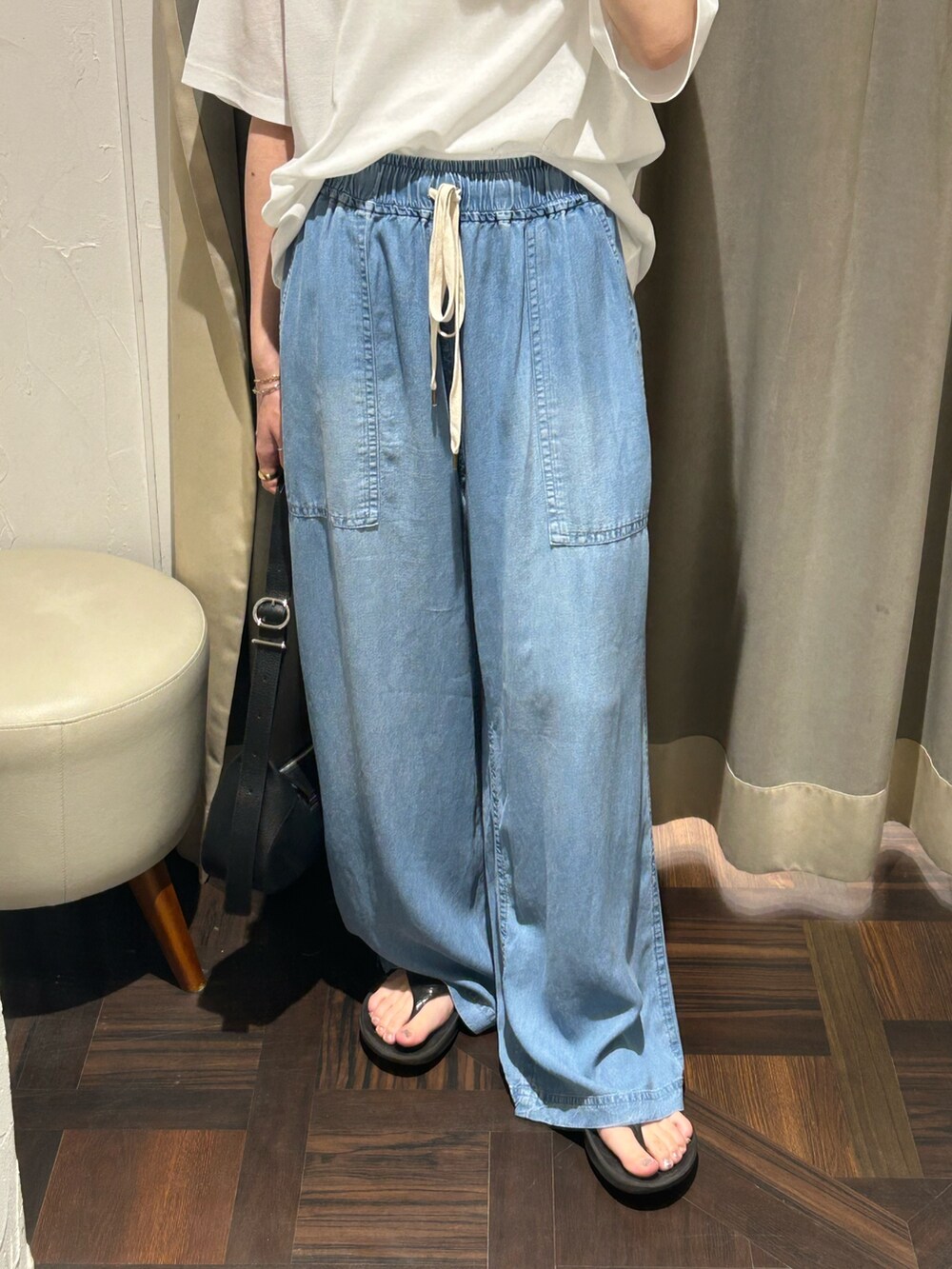 ホワイト系のTシャツ/カットソー、ブルー系のその他パンツを着用したレディースの夏コーディネートの5枚目の写真