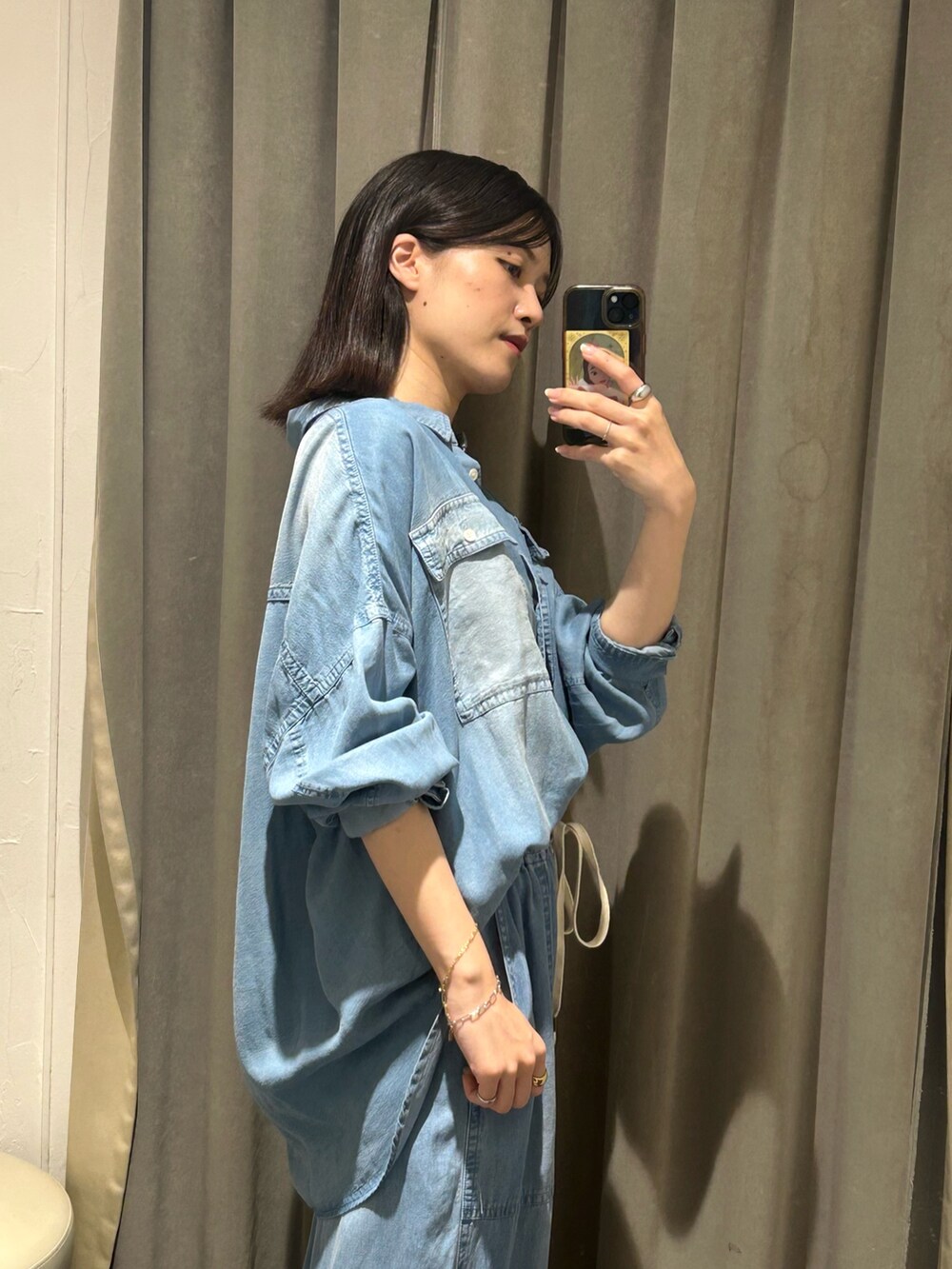 ブルー系のシャツ/ブラウス、ブルー系のその他パンツを着用したレディースの夏コーディネートの4枚目の写真