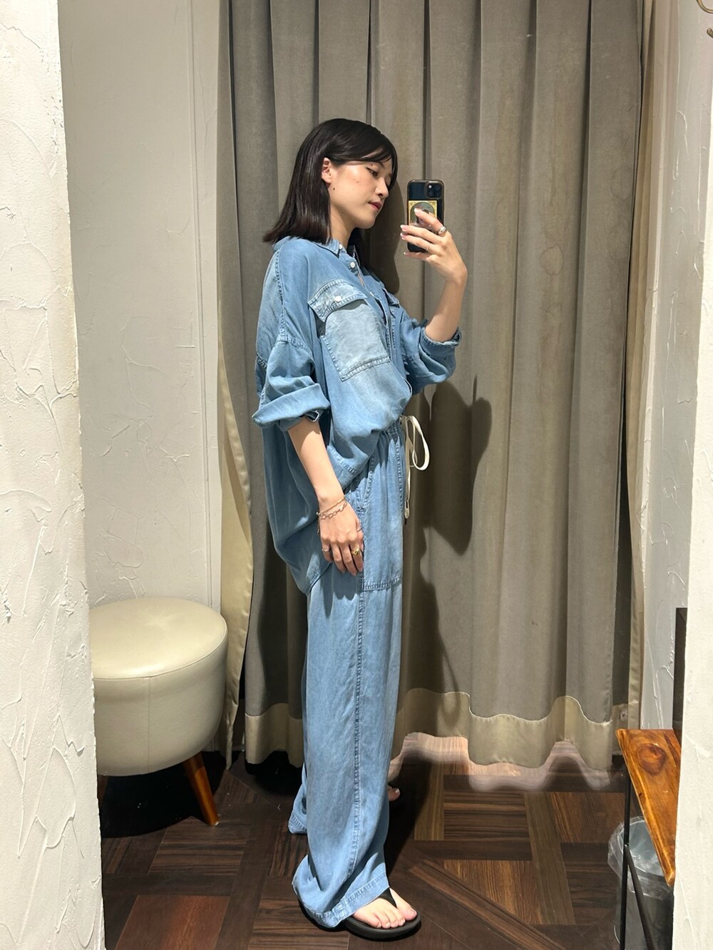 ブルー系のシャツ/ブラウス、ブルー系のその他パンツを着用したレディースの夏コーディネートの2枚目の写真