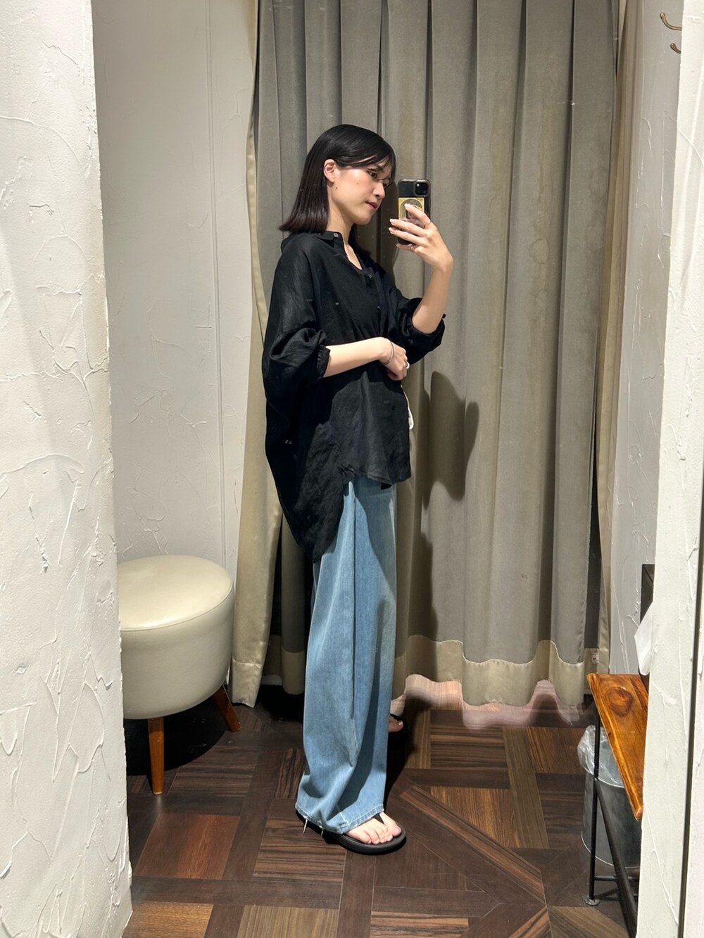 ブラック系のシャツ/ブラウス、ブルー系のデニムパンツを着用したレディースの夏コーディネートの2枚目の写真