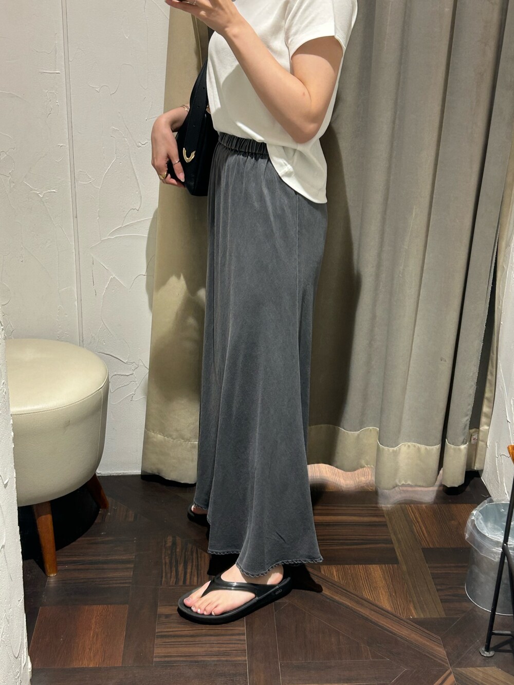 ブラック系のスカート、ブラック系のボディバッグ/ウエストポーチ、ホワイト系のTシャツ/カットソーを着用したレディースの夏コーディネートの5枚目の写真