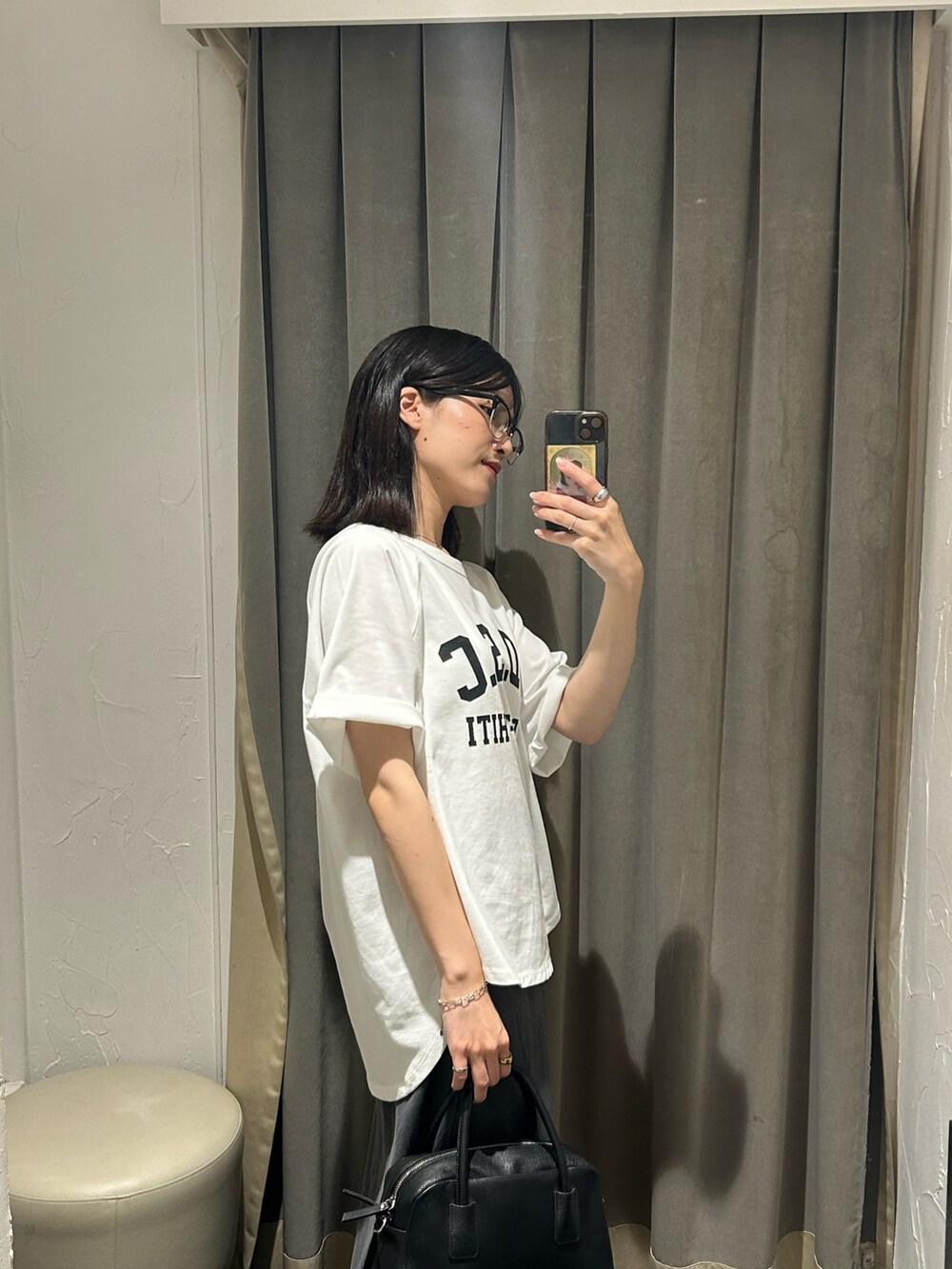 ホワイト系のTシャツ/カットソー、ブラック系のスカート、ブラック系のサングラスを着用したレディースの夏コーディネートの4枚目の写真