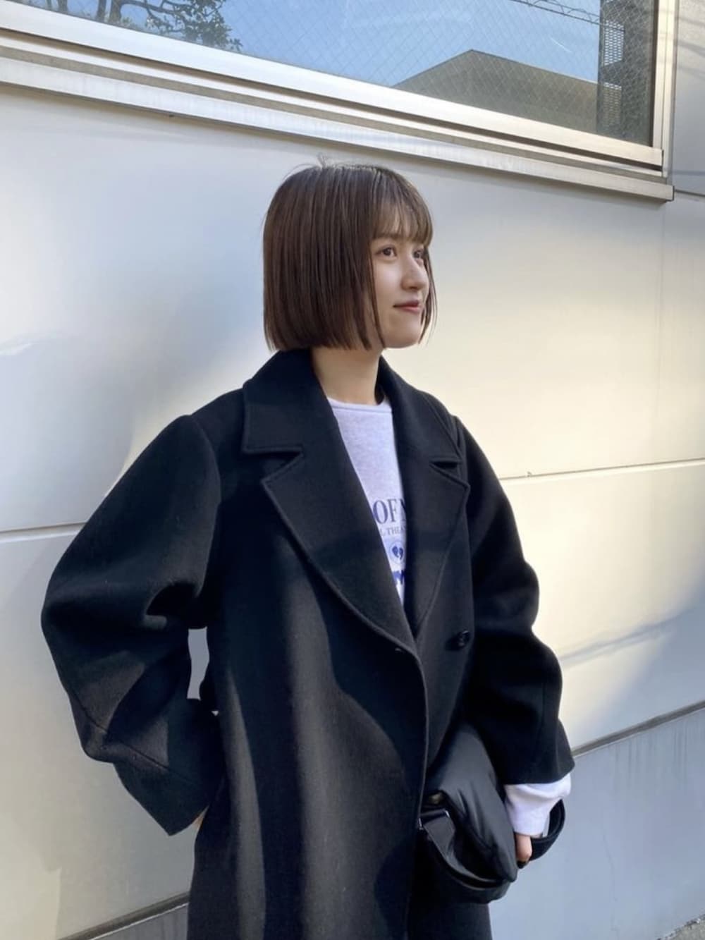 ブラック系のその他アウター、ブルー系のデニムパンツ、ブラック系のブーツを着用したレディースの冬コーディネートの3枚目の写真