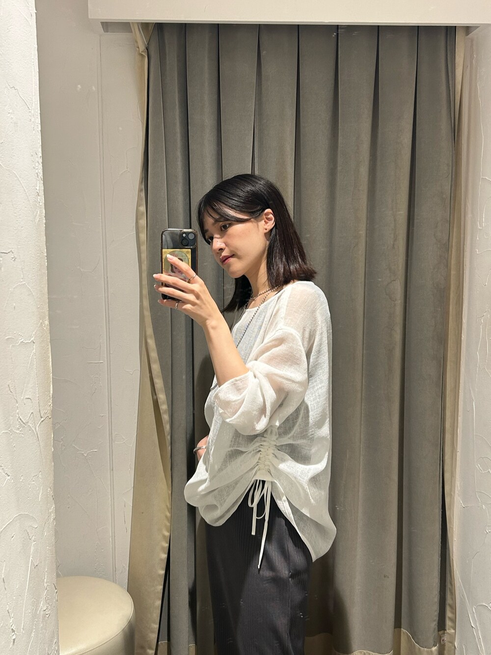 ホワイト系のシャツ/ブラウス、グレー系のワンピース、シルバー系のネックレスを着用したレディースの夏コーディネートの4枚目の写真