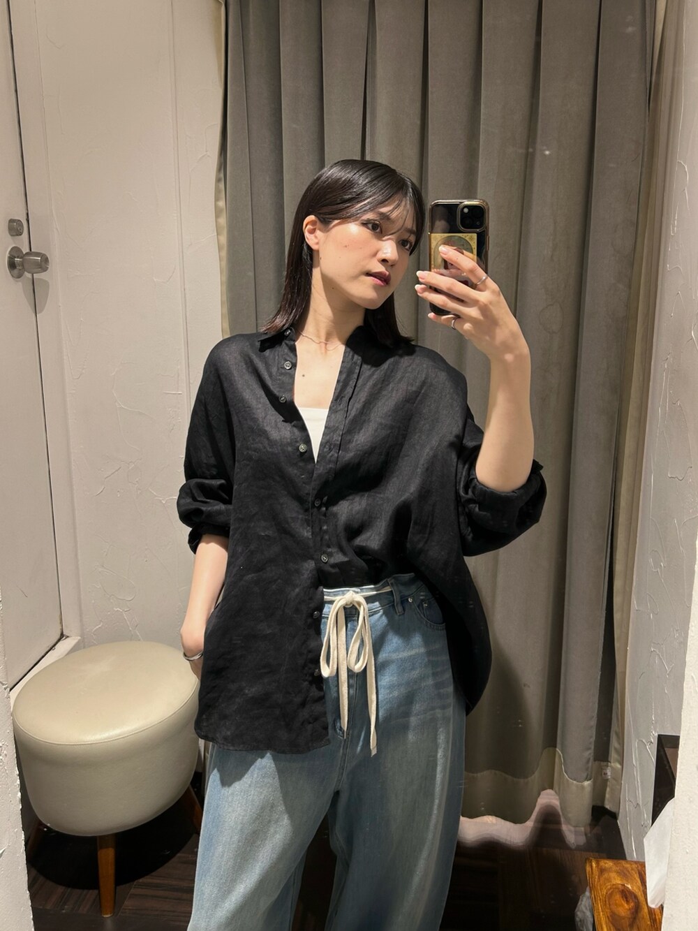 ブラック系のシャツ/ブラウス、ブルー系のデニムパンツを着用したレディースの夏コーディネートの3枚目の写真