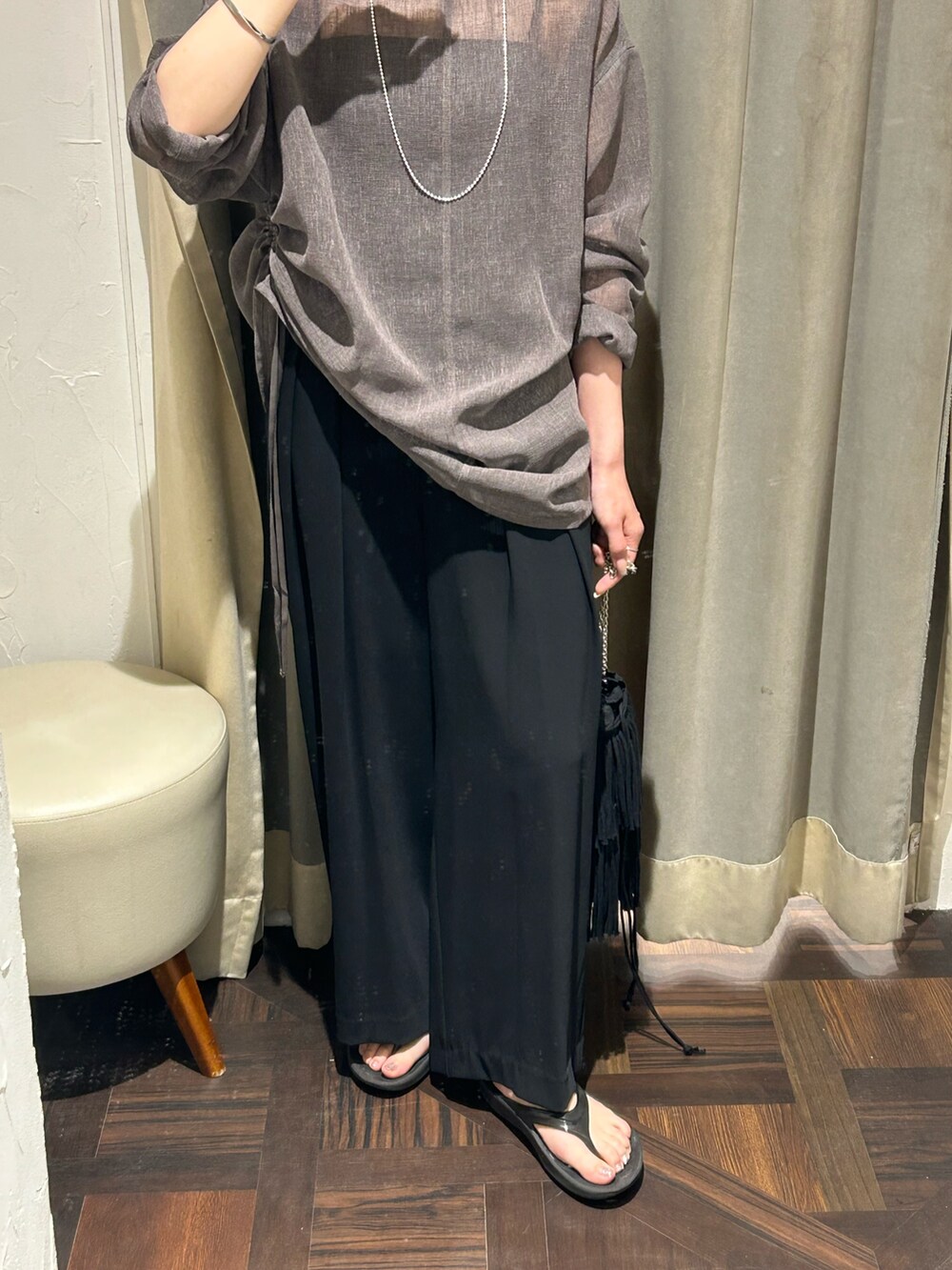 グレー系のシャツ/ブラウス、ブラック系のスラックス、シルバー系のネックレスを着用したレディースの夏コーディネートの5枚目の写真