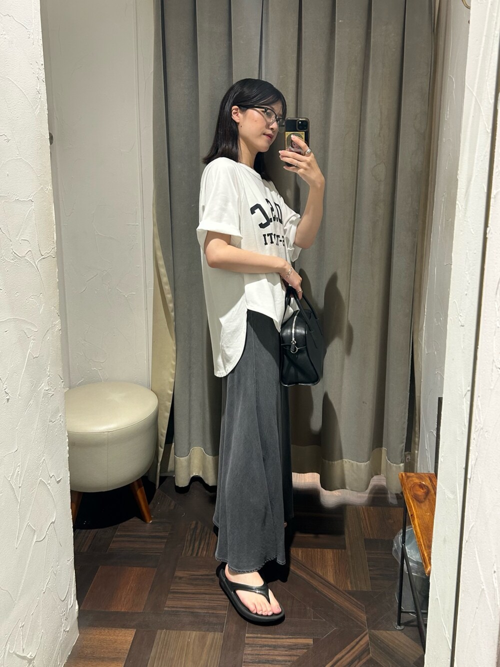 ホワイト系のTシャツ/カットソー、ブラック系のスカート、ブラック系のサングラスを着用したレディースの夏コーディネートの2枚目の写真