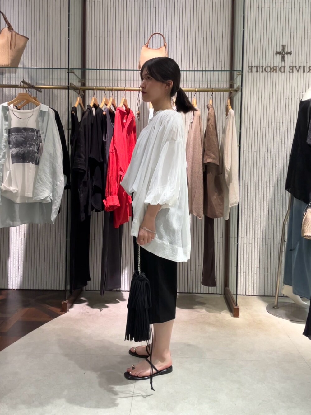 ホワイト系のシャツ/ブラウス、ブラック系のその他パンツを着用したレディースの夏コーディネートの2枚目の写真