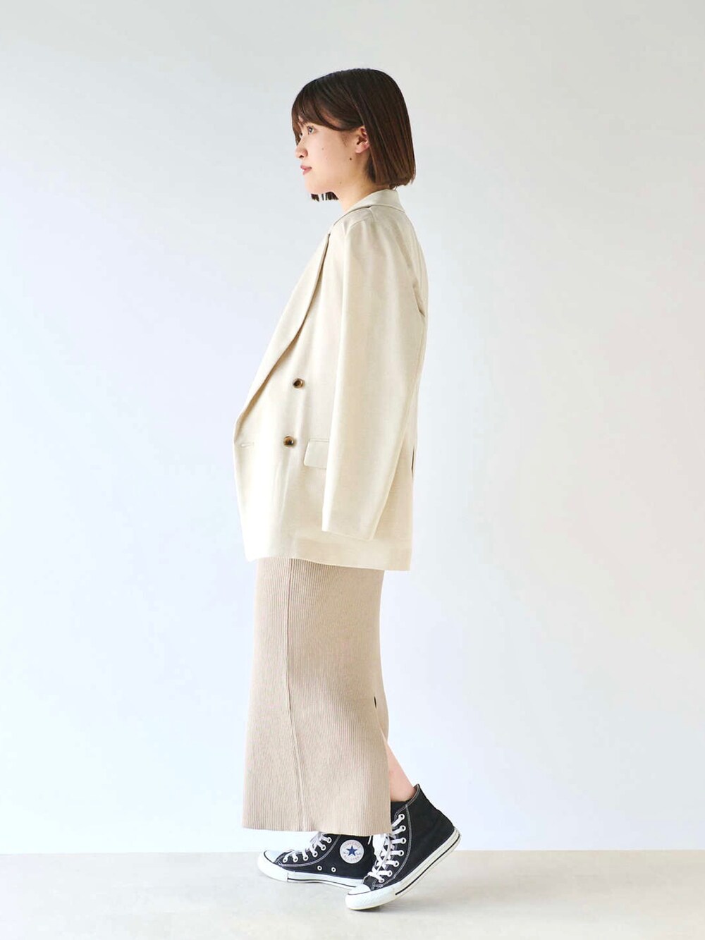 ピンク系のTシャツ/カットソー、イエロー系のテーラードジャケット、ベージュ系のスカートを着用したレディースの春コーディネートの2枚目の写真