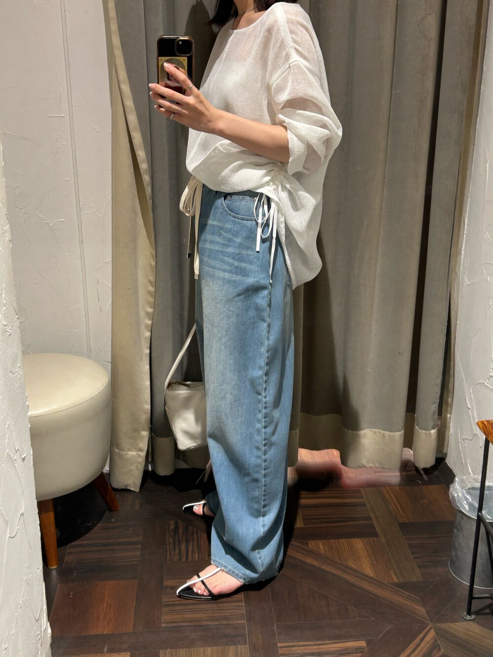 ホワイト系のシャツ/ブラウス、ブルー系のデニムパンツ、ホワイト系のボディバッグ/ウエストポーチを着用したレディースの夏コーディネートの5枚目の写真