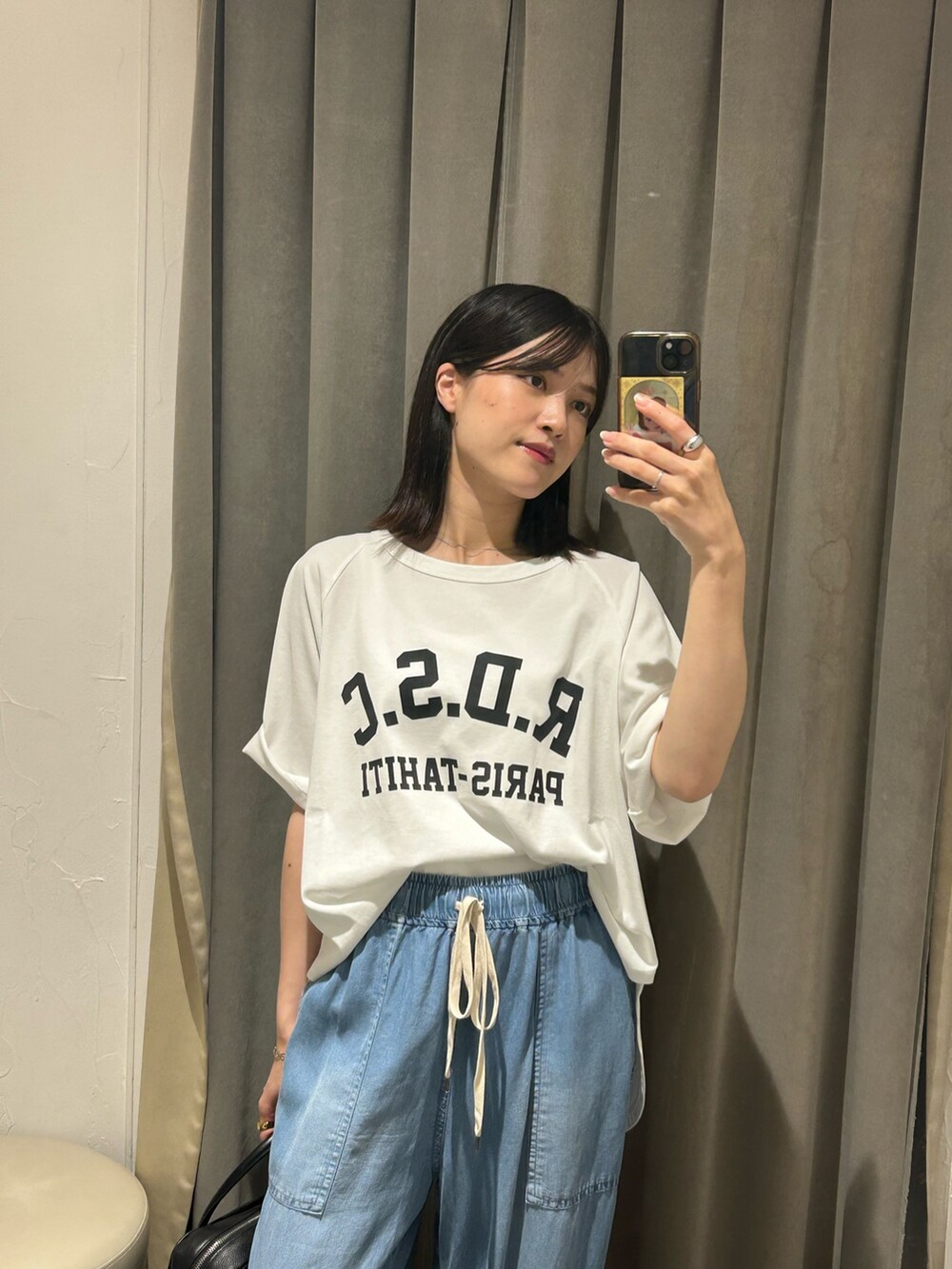 ホワイト系のTシャツ/カットソー、ブルー系のその他パンツを着用したレディースの夏コーディネートの3枚目の写真