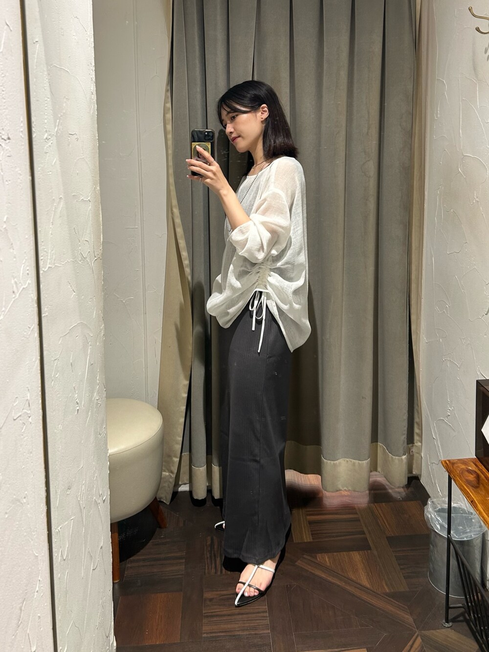 ホワイト系のシャツ/ブラウス、グレー系のワンピース、シルバー系のネックレスを着用したレディースの夏コーディネートの2枚目の写真