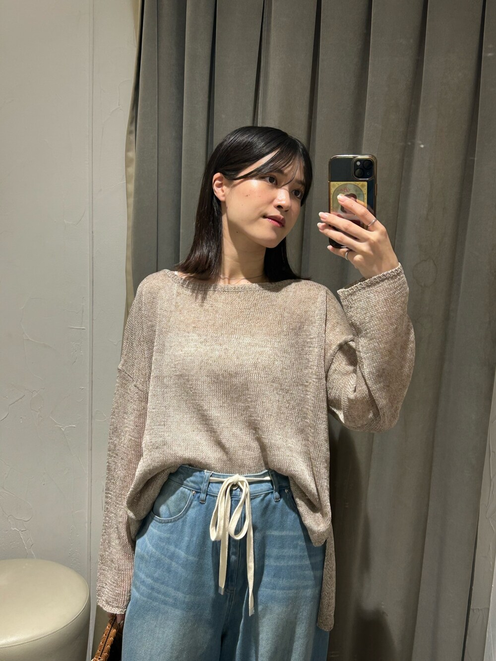 ブラウン系のニット/セーター、ブルー系のデニムパンツを着用したレディースの夏コーディネートの3枚目の写真