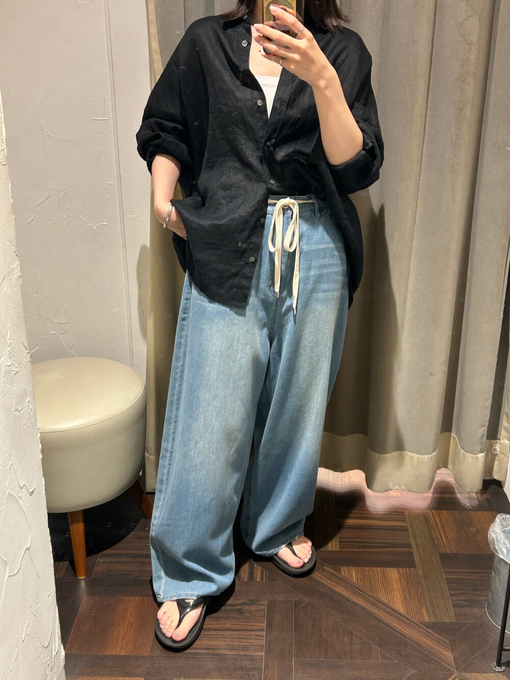 ブラック系のシャツ/ブラウス、ブルー系のデニムパンツを着用したレディースの夏コーディネートの5枚目の写真