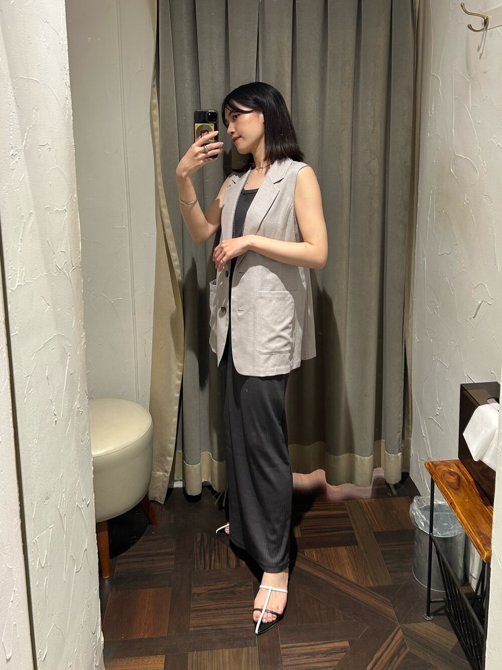 グレー系のベスト、グレー系のワンピース、シルバー系のネックレスを着用したレディースの夏コーディネートの2枚目の写真