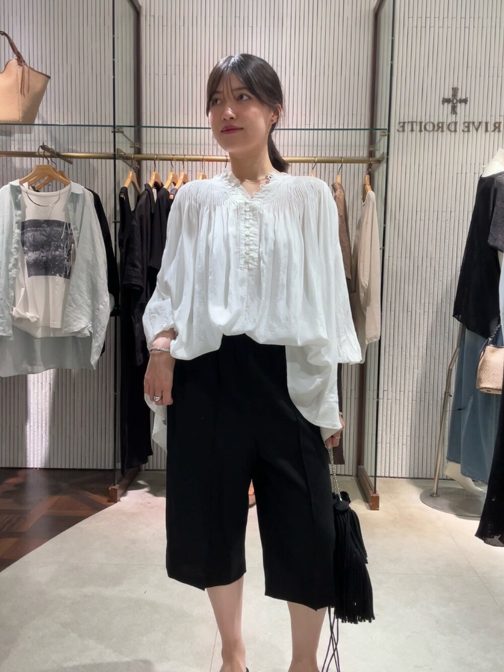 ホワイト系のシャツ/ブラウス、ブラック系のその他パンツを着用したレディースの夏コーディネートの4枚目の写真