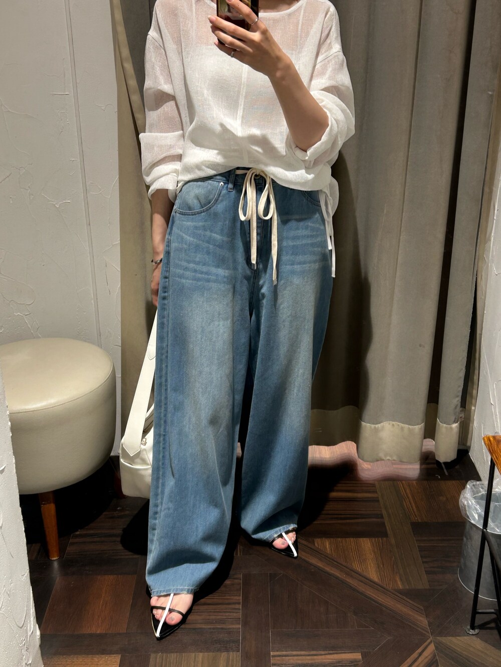 ホワイト系のシャツ/ブラウス、ブルー系のデニムパンツ、ホワイト系のボディバッグ/ウエストポーチを着用したレディースの夏コーディネートの4枚目の写真