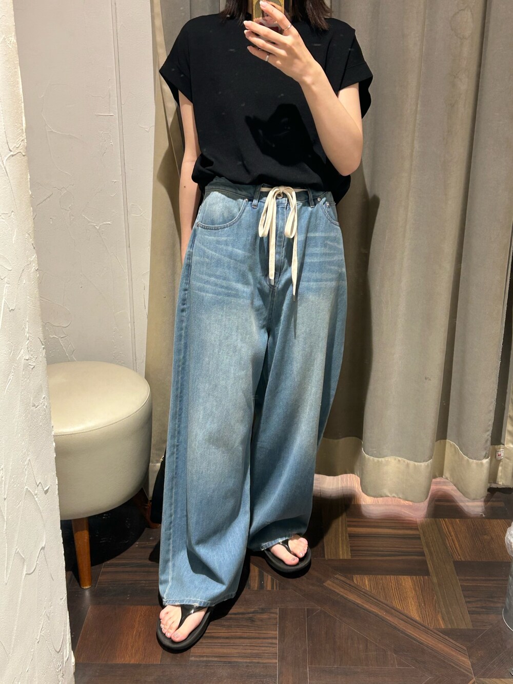 ブラック系のニット/セーター、ブルー系のデニムパンツ、ブラック系のボディバッグ/ウエストポーチを着用したレディースの夏コーディネートの5枚目の写真