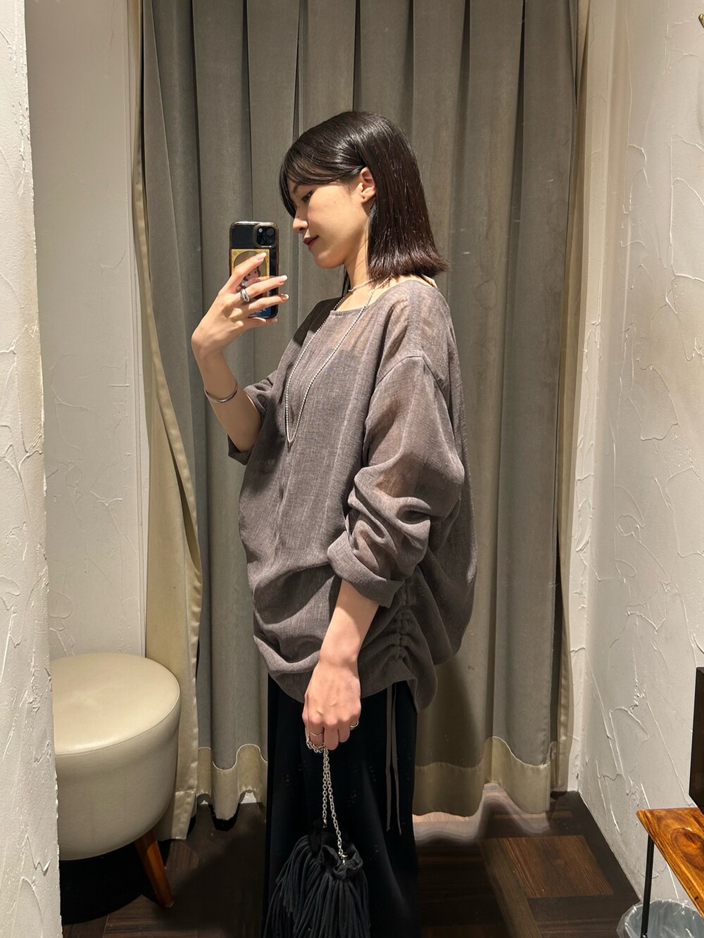 グレー系のシャツ/ブラウス、ブラック系のスラックス、シルバー系のネックレスを着用したレディースの夏コーディネートの4枚目の写真