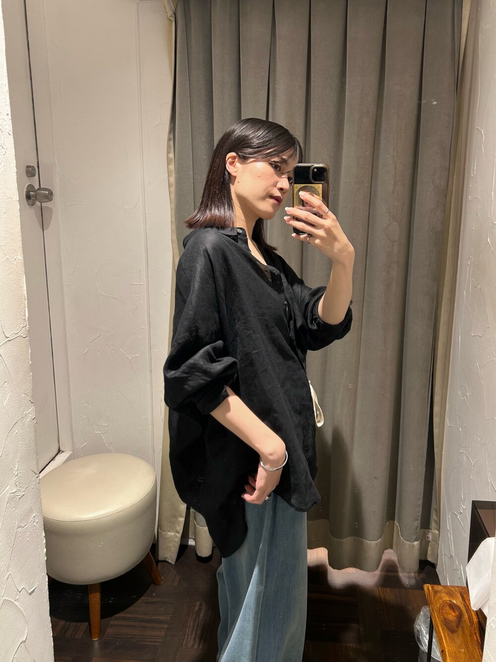 ブラック系のシャツ/ブラウス、ブルー系のデニムパンツを着用したレディースの夏コーディネートの4枚目の写真