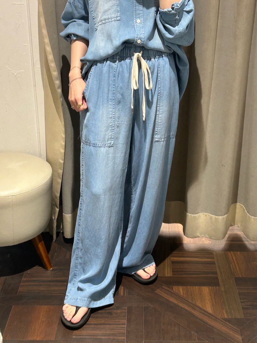 ブルー系のシャツ/ブラウス、ブルー系のその他パンツを着用したレディースの夏コーディネートの5枚目の写真