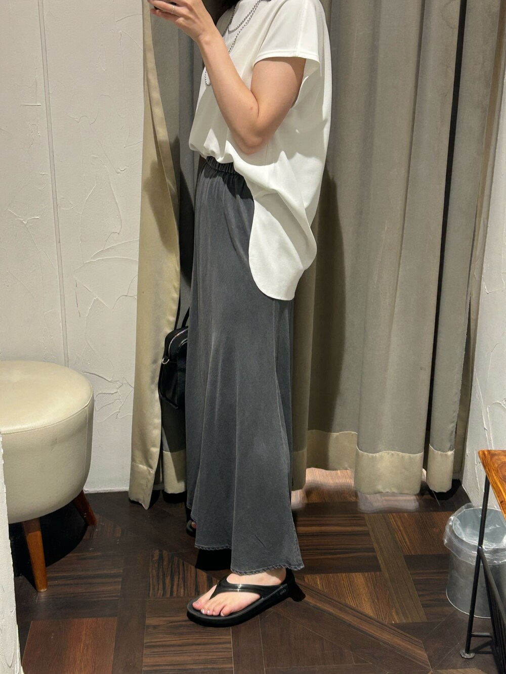 ホワイト系のTシャツ/カットソー、ブラック系のスカート、シルバー系のネックレスを着用したレディースの夏コーディネートの6枚目の写真