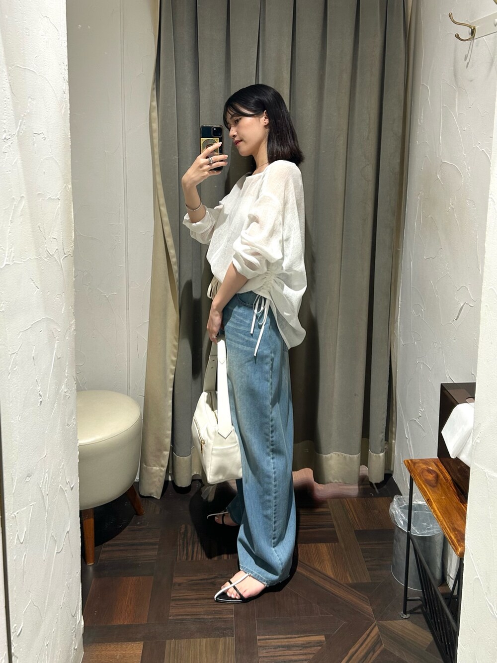 ホワイト系のシャツ/ブラウス、ブルー系のデニムパンツ、ホワイト系のボディバッグ/ウエストポーチを着用したレディースの夏コーディネートの2枚目の写真