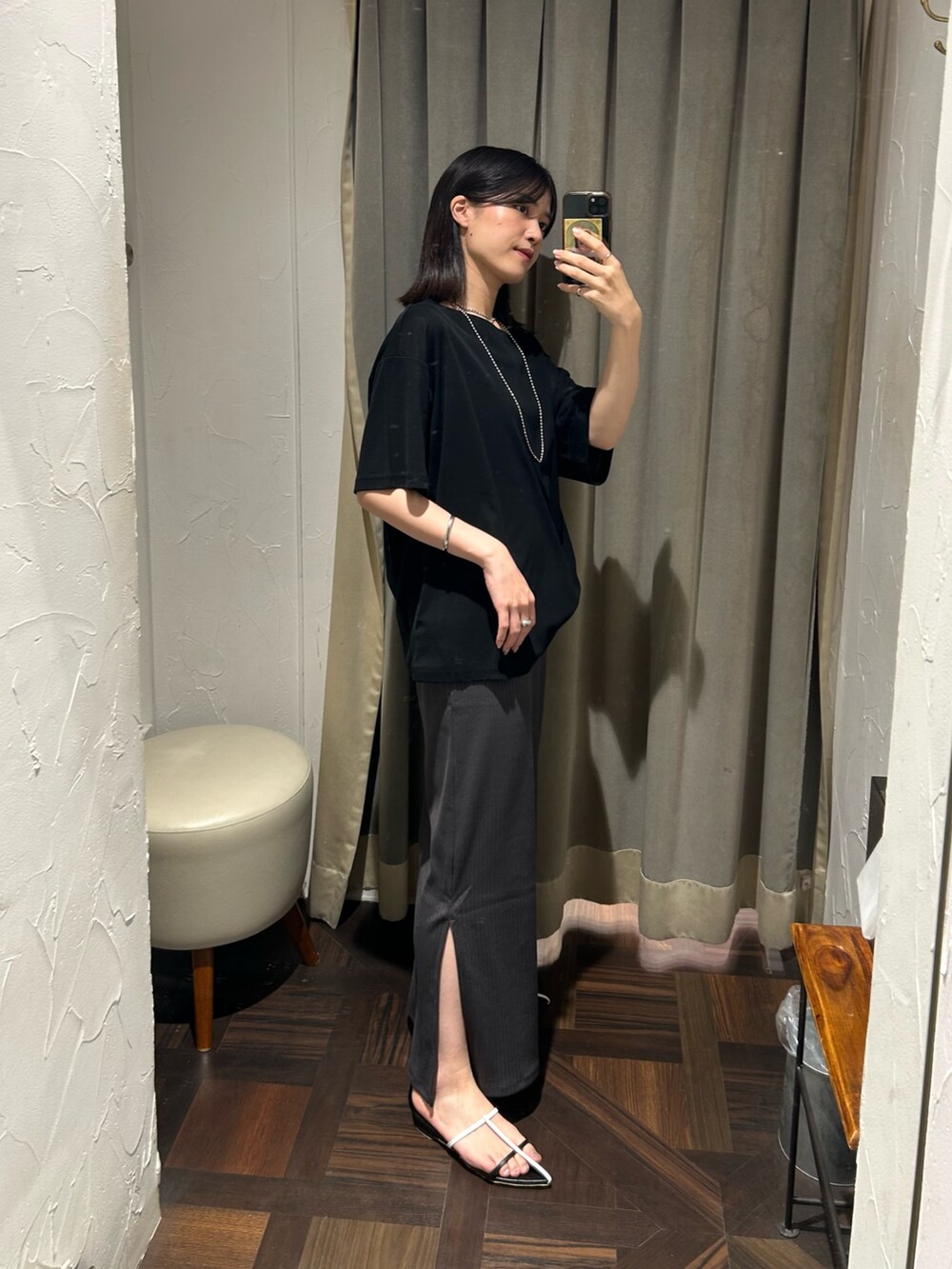 ブラック系のTシャツ/カットソー、グレー系のワンピース、シルバー系のネックレスを着用したレディースの夏コーディネートの2枚目の写真