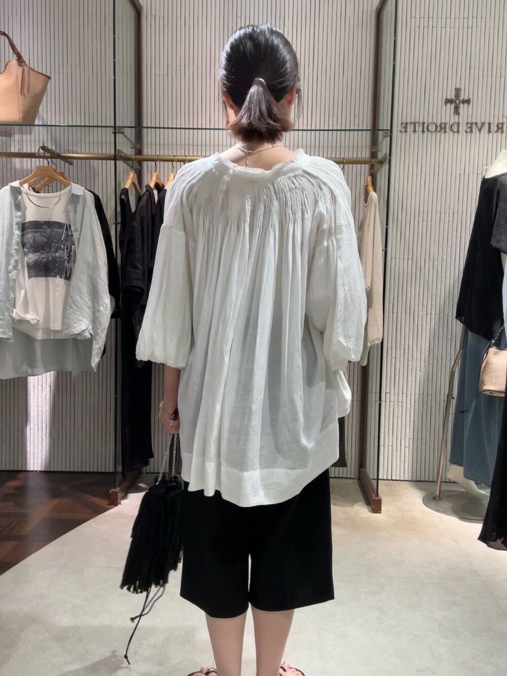 ホワイト系のシャツ/ブラウス、ブラック系のその他パンツを着用したレディースの夏コーディネートの5枚目の写真