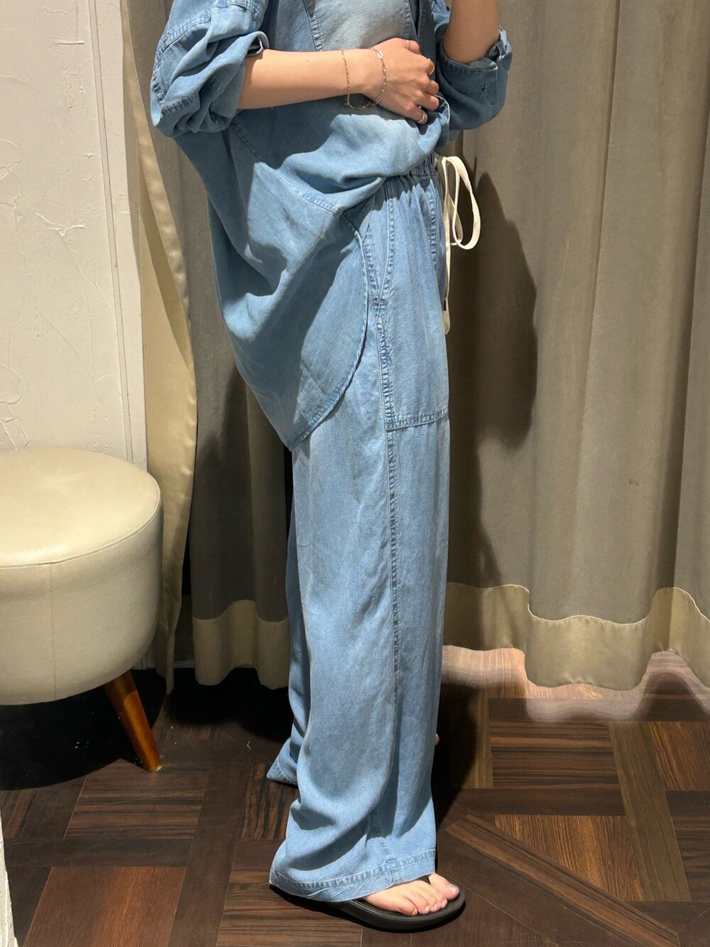 ブルー系のシャツ/ブラウス、ブルー系のその他パンツを着用したレディースの夏コーディネートの6枚目の写真