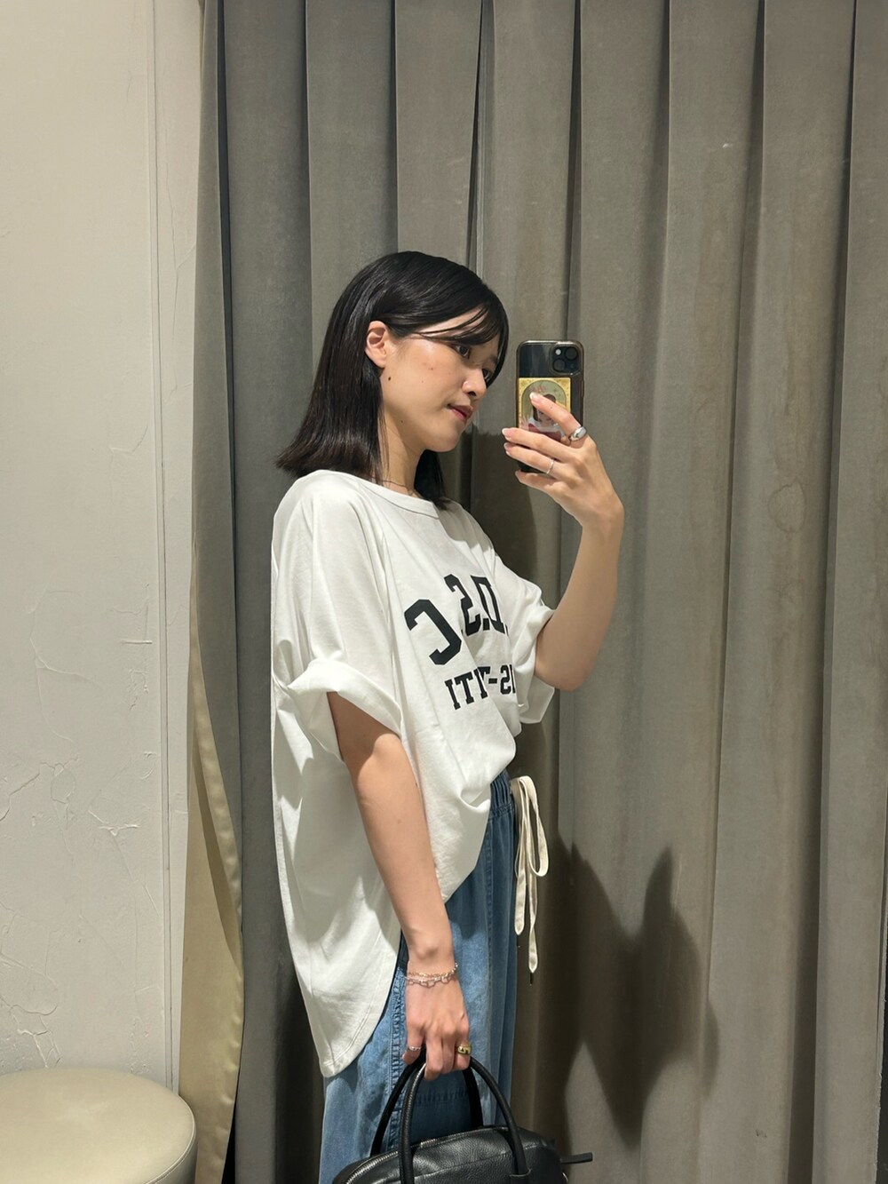 ホワイト系のTシャツ/カットソー、ブルー系のその他パンツを着用したレディースの夏コーディネートの4枚目の写真