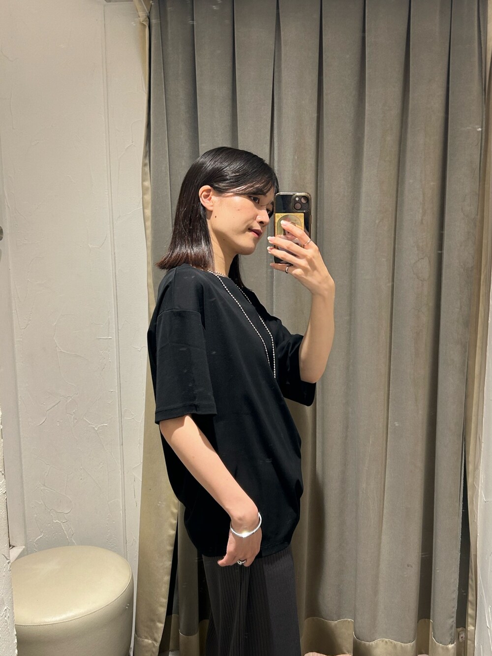 ブラック系のTシャツ/カットソー、グレー系のワンピース、シルバー系のネックレスを着用したレディースの夏コーディネートの4枚目の写真