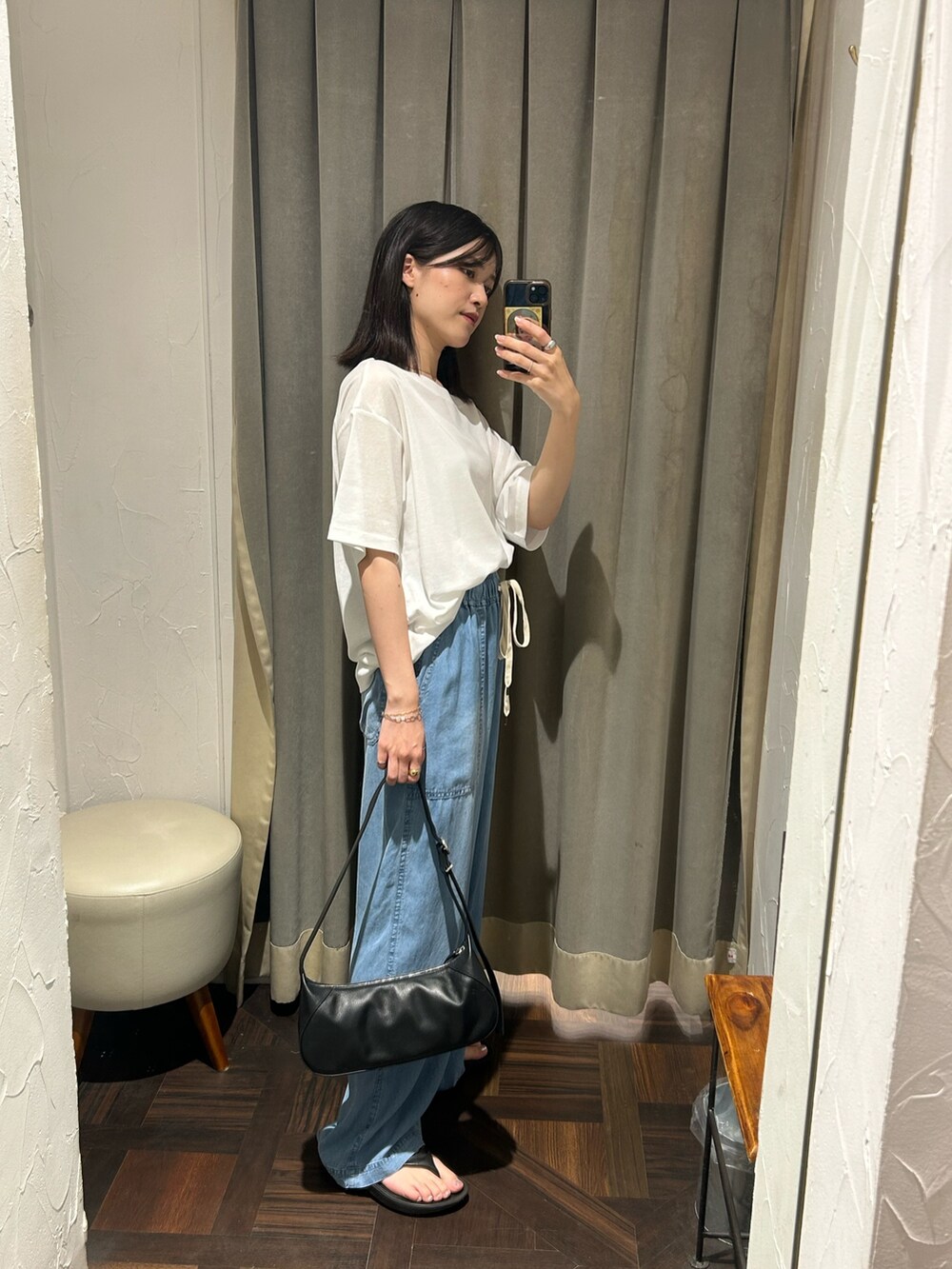 ホワイト系のTシャツ/カットソー、ブルー系のその他パンツを着用したレディースの夏コーディネートの2枚目の写真