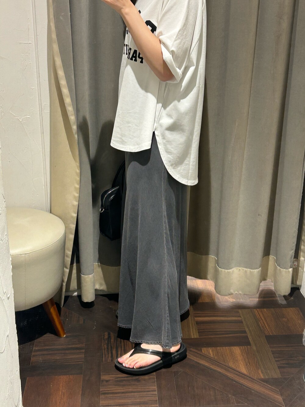 ホワイト系のTシャツ/カットソー、ブラック系のスカート、ブラック系のサングラスを着用したレディースの夏コーディネートの6枚目の写真