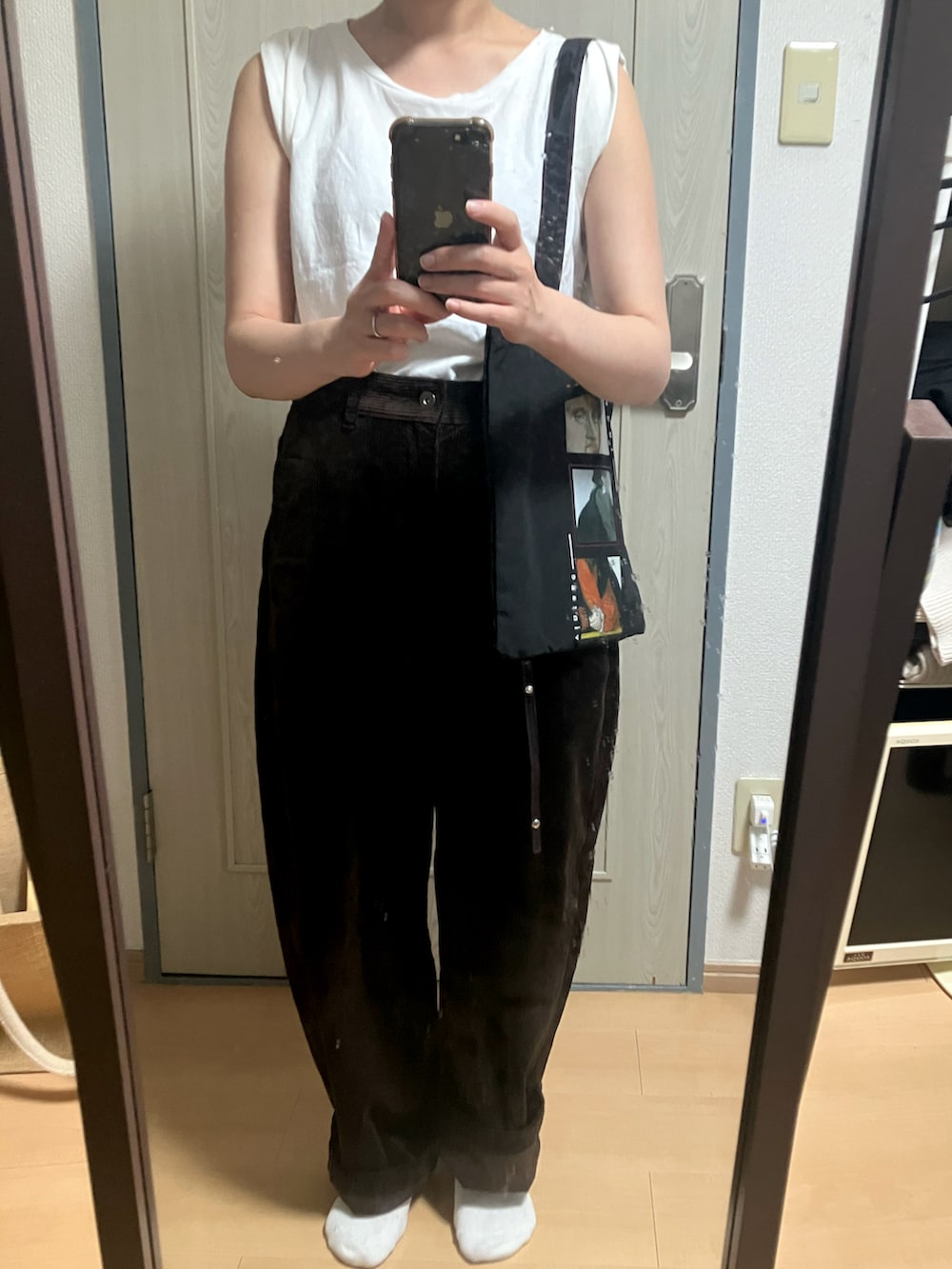 ホワイト系のタンクトップを着用したレディースの秋コーディネートの2枚目の写真