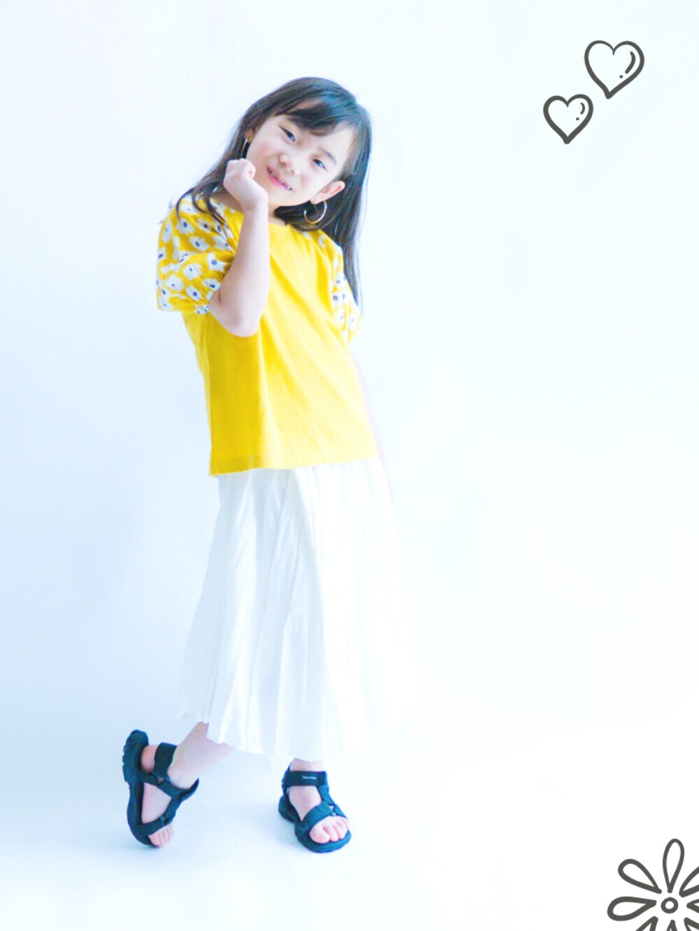 イエロー系のTシャツ/カットソーを着用したキッズの夏コーディネートの5枚目の写真