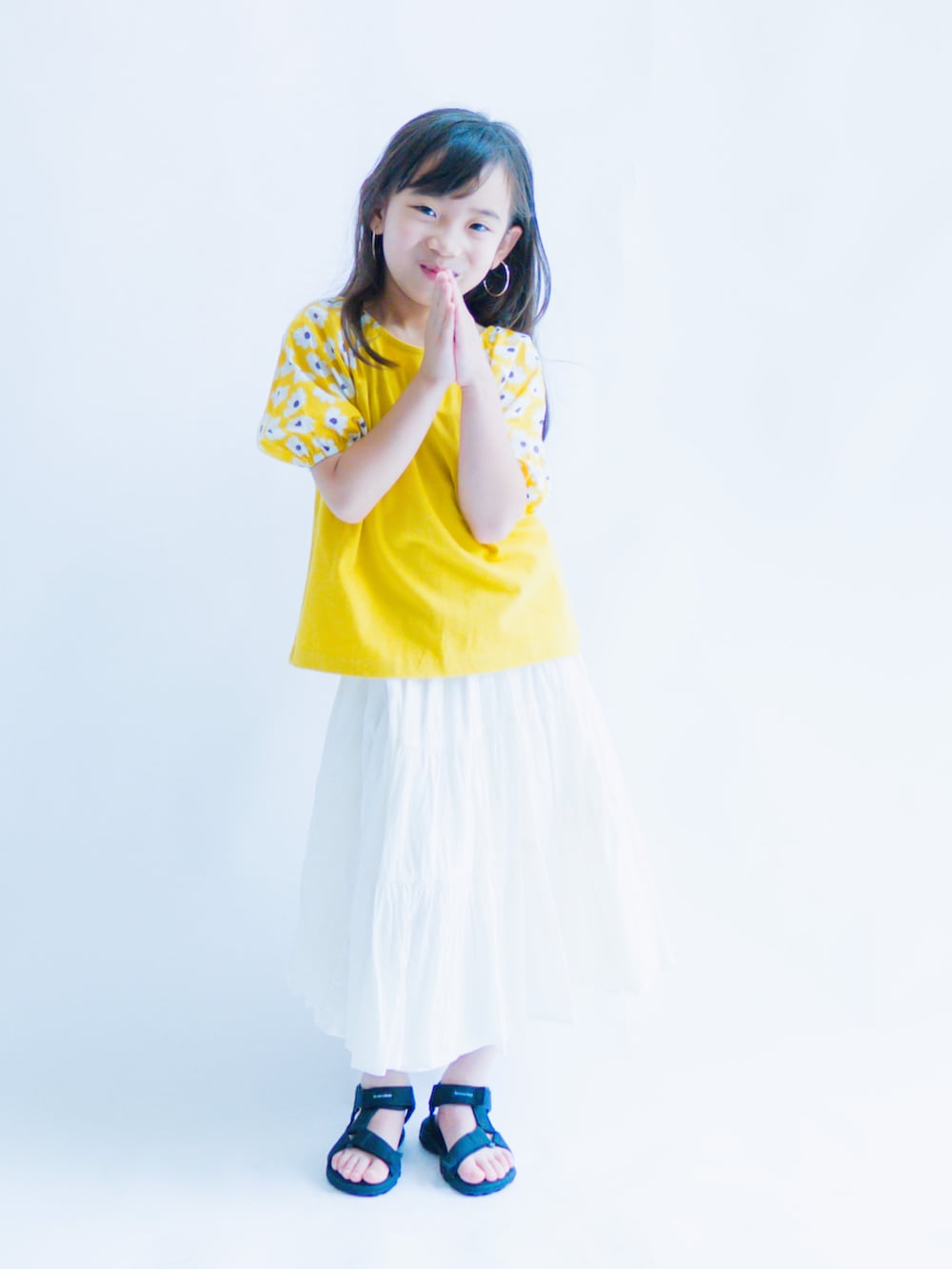 イエロー系のTシャツ/カットソーを着用したキッズの夏コーディネートの4枚目の写真