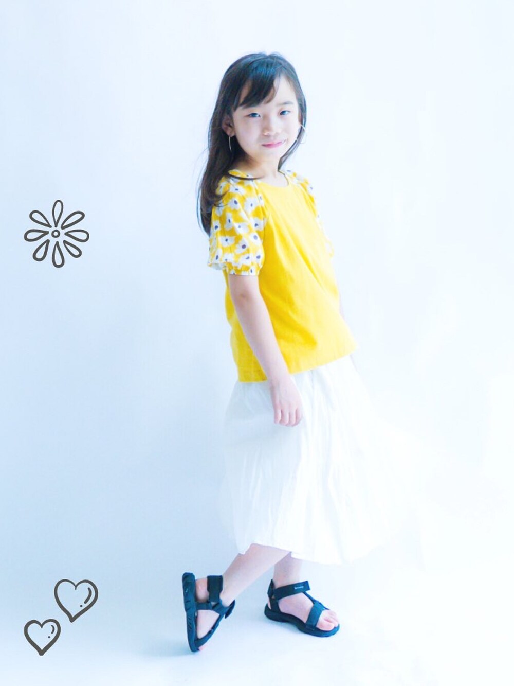 イエロー系のTシャツ/カットソーを着用したキッズの夏コーディネートの3枚目の写真