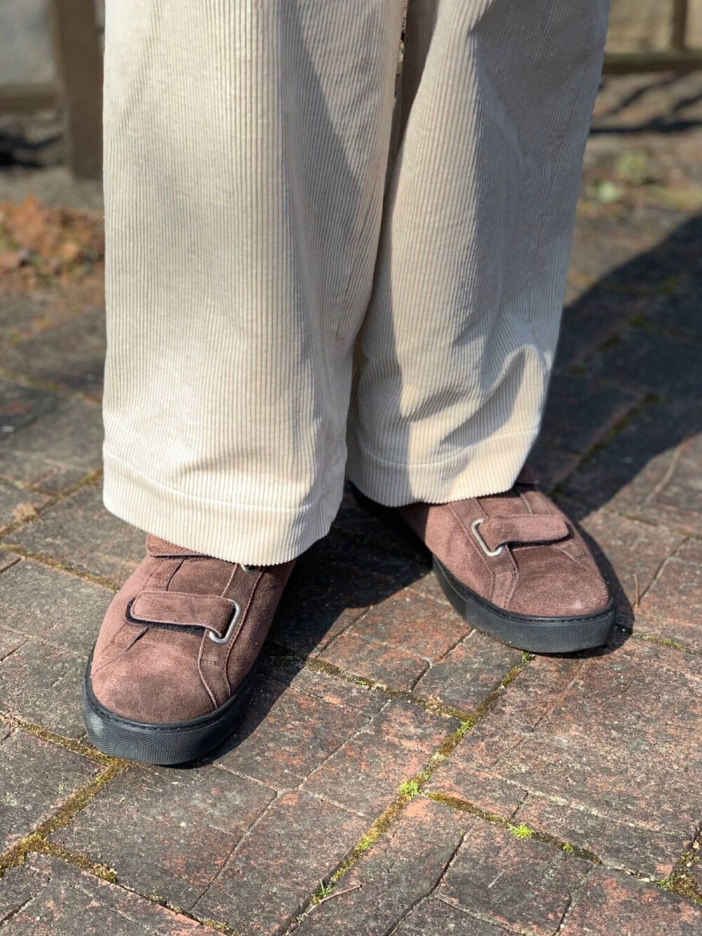 ベージュ系のシャツ/ブラウス、ホワイト系のその他パンツ、ブラウン系のスニーカーを着用したメンズの春コーディネートの5枚目の写真