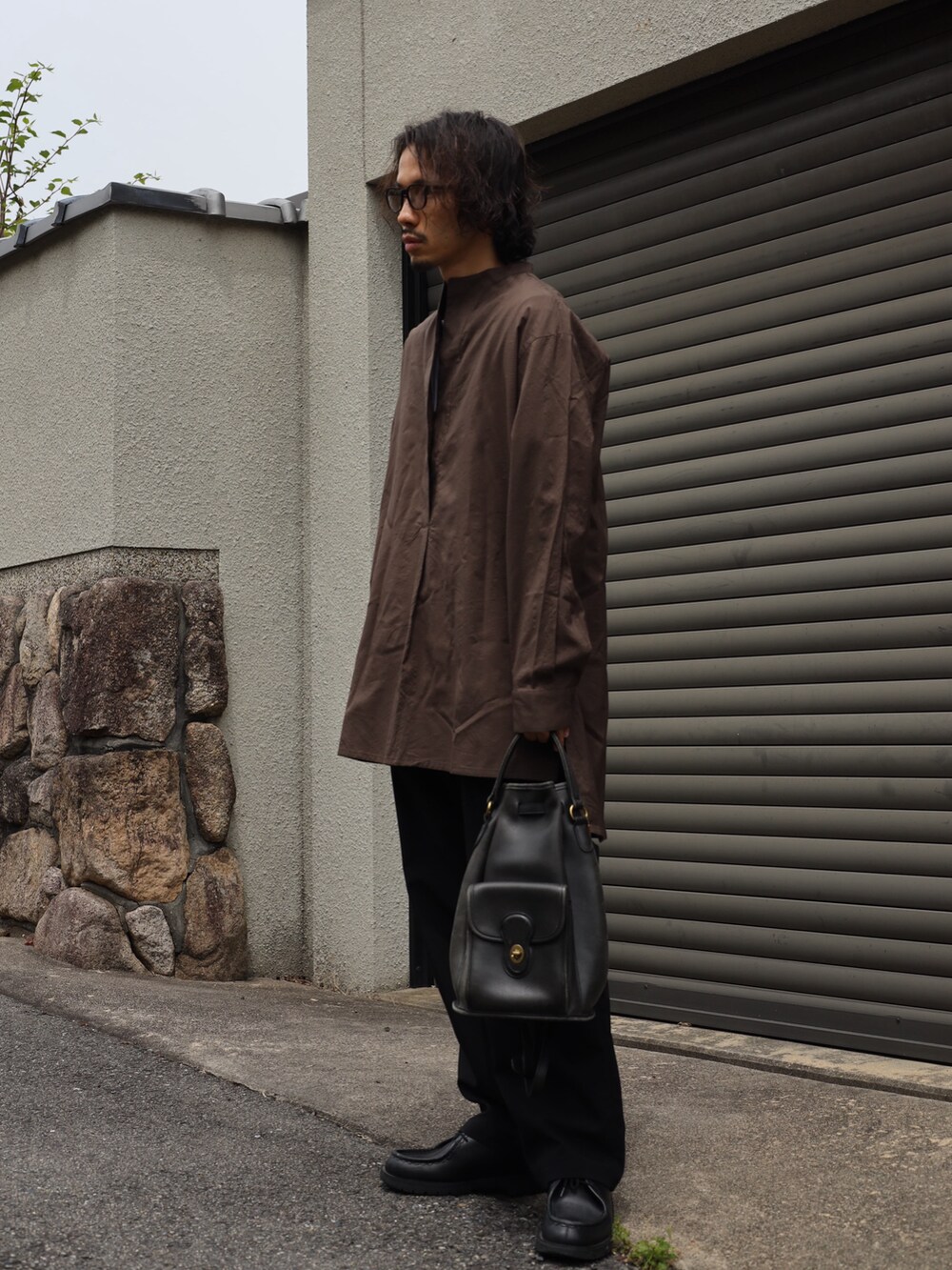 ブラウン系のシャツ/ブラウス、ブラック系のハンドバッグ、ブラック系のその他シューズを着用したメンズの秋コーディネートの2枚目の写真
