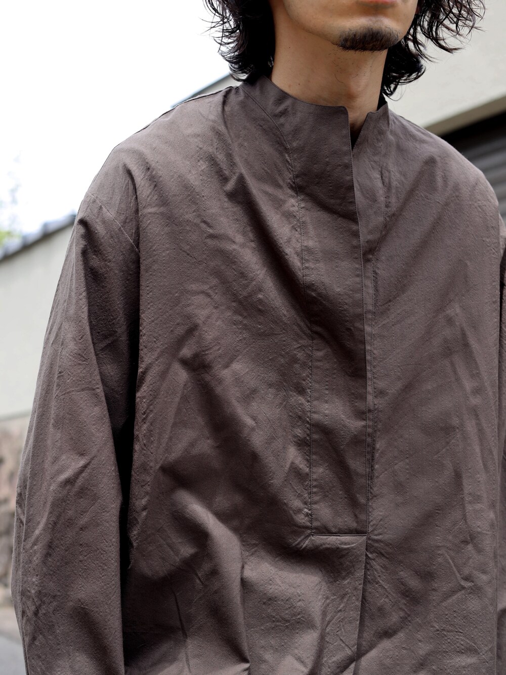 ブラウン系のシャツ/ブラウス、ブラック系のハンドバッグ、ブラック系のその他シューズを着用したメンズの秋コーディネートの5枚目の写真