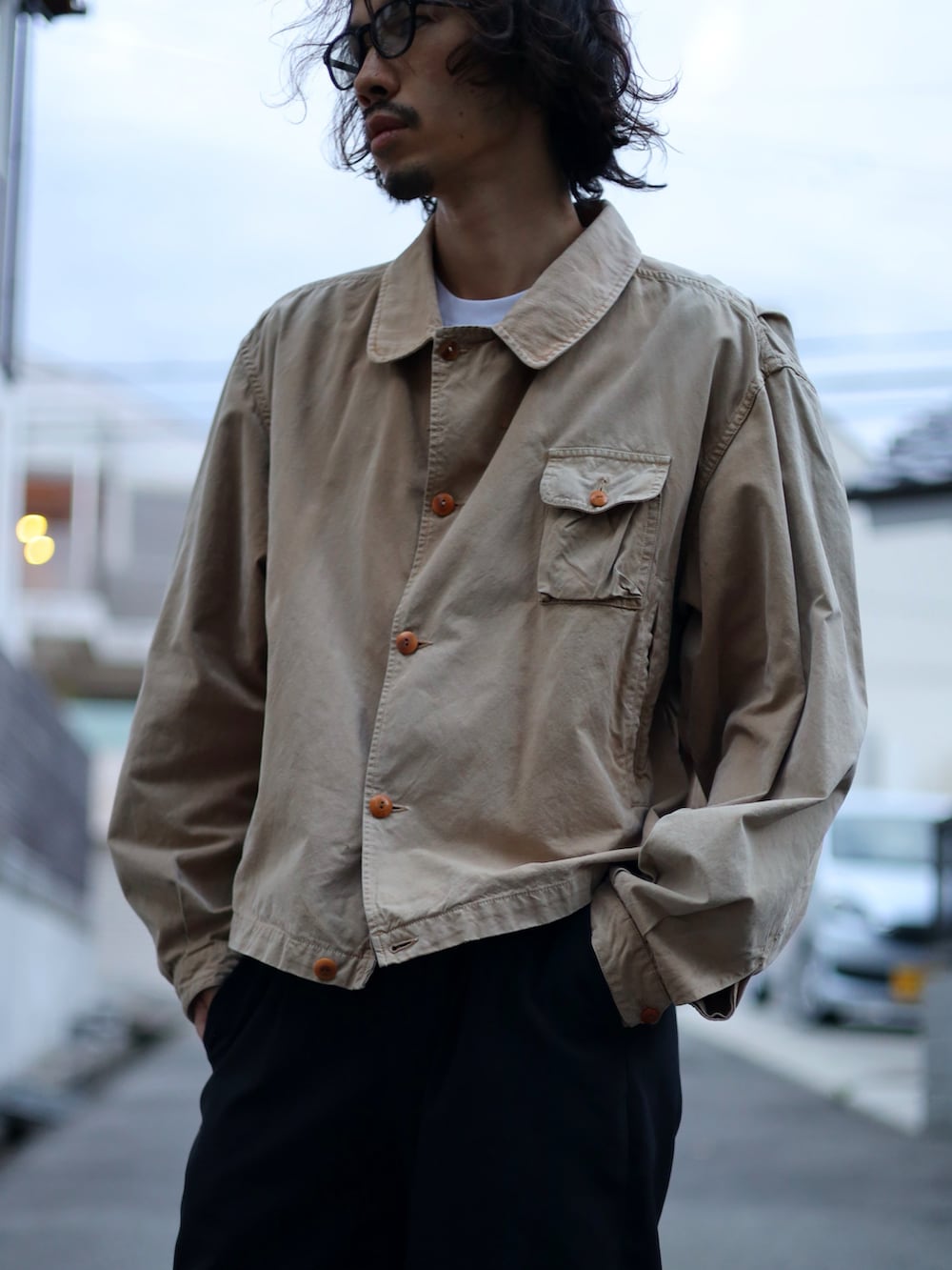 「メンズファッション、大人コーデ、古着コーデ、古着MIX、ブルゾンコーデ、古着好きな人と繋がりたい、革靴、スラックス、シンプルコーデ」｜「C.P. COMPANYのアイテム（ブルゾン、ベージュ系）」を使った、KENさん（メンズ・176cm）の冬コーディネートの3枚目の写真