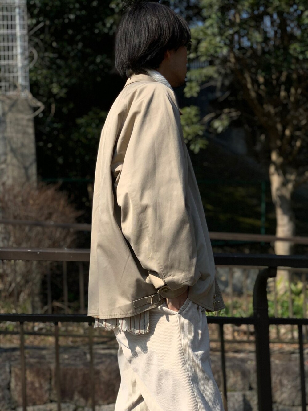 ベージュ系のシャツ/ブラウス、ホワイト系のその他パンツ、ブラウン系のスニーカーを着用したメンズの春コーディネートの3枚目の写真