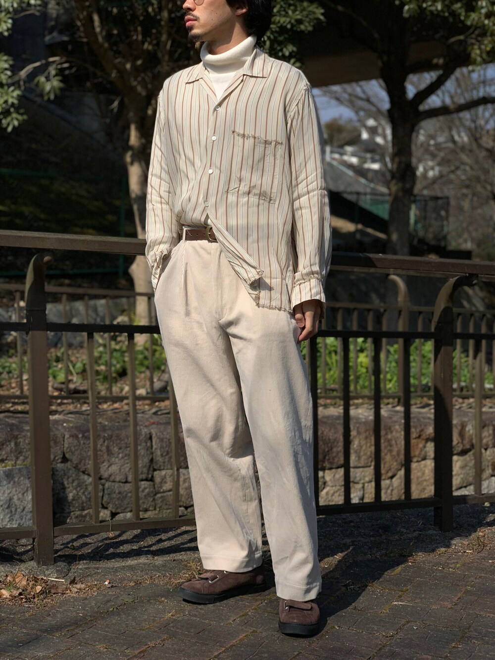 ベージュ系のシャツ/ブラウス、ホワイト系のその他パンツ、ブラウン系のスニーカーを着用したメンズの春コーディネートの2枚目の写真