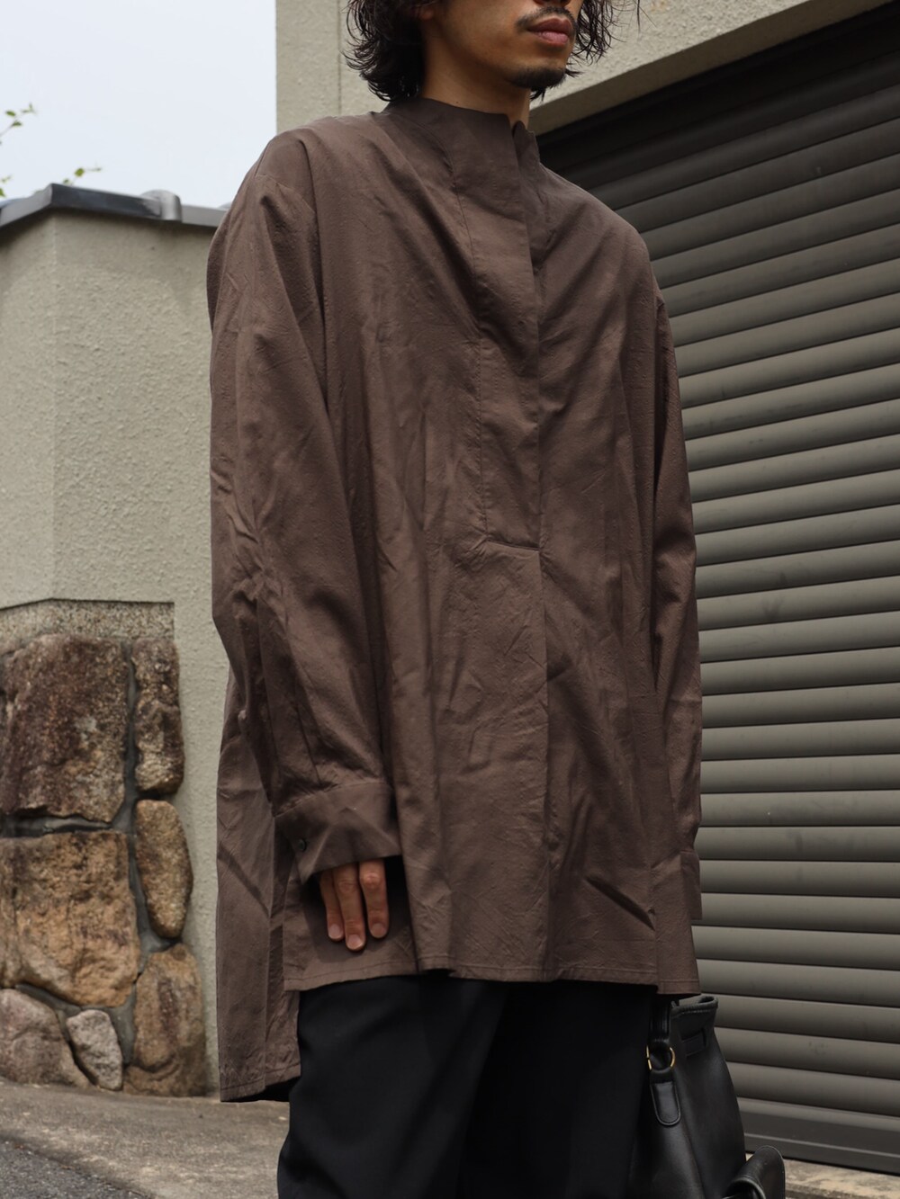 ブラウン系のシャツ/ブラウス、ブラック系のハンドバッグ、ブラック系のその他シューズを着用したメンズの秋コーディネートの4枚目の写真