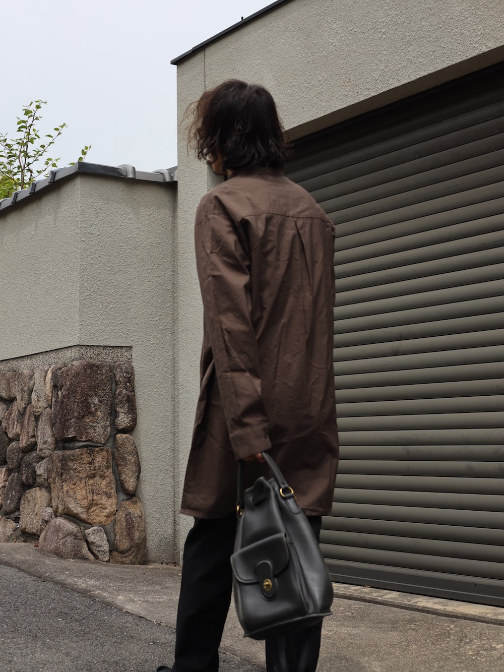 ブラウン系のシャツ/ブラウス、ブラック系のハンドバッグ、ブラック系のその他シューズを着用したメンズの秋コーディネートの3枚目の写真