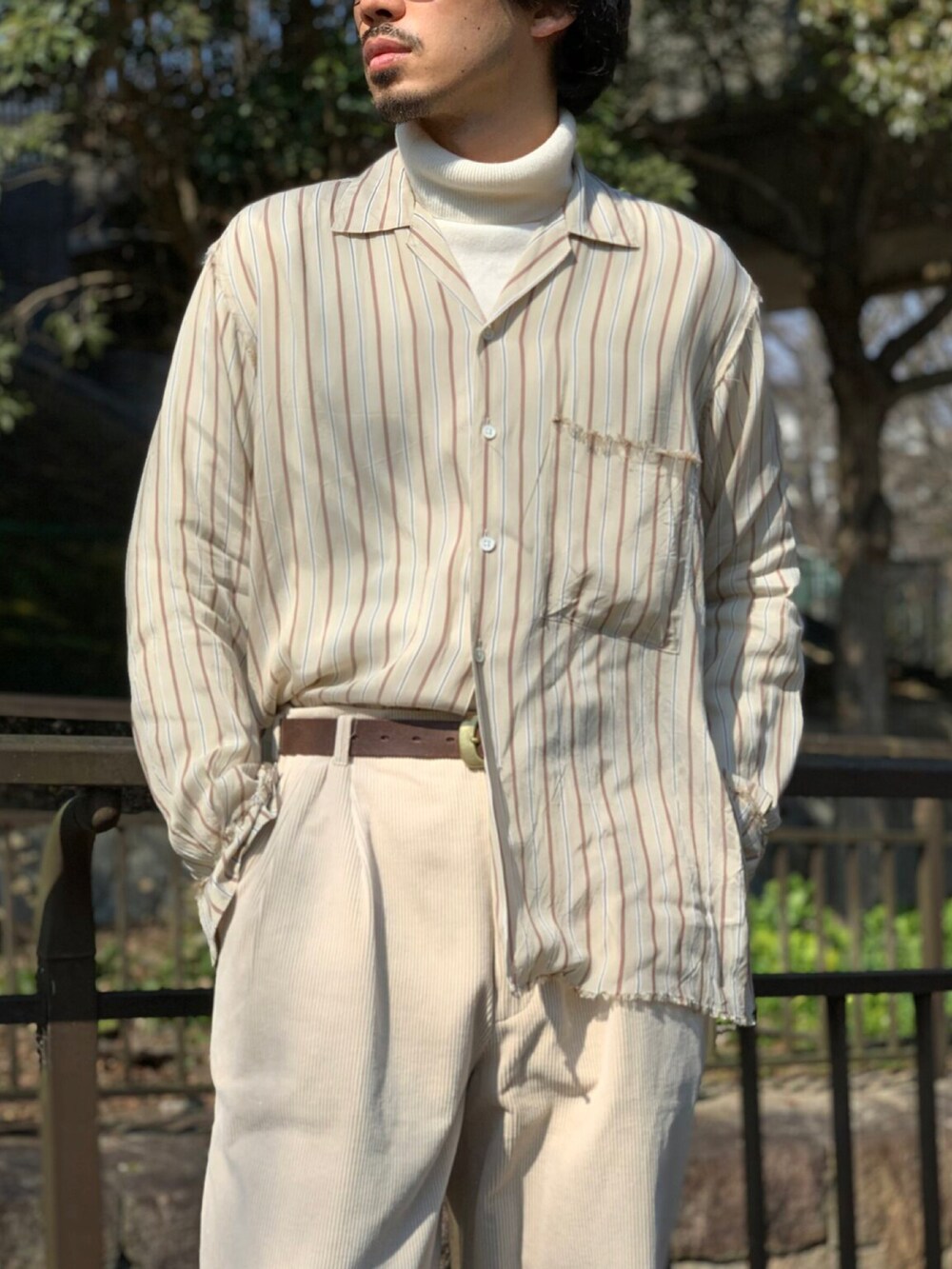 ベージュ系のシャツ/ブラウス、ホワイト系のその他パンツ、ブラウン系のスニーカーを着用したメンズの春コーディネートの4枚目の写真