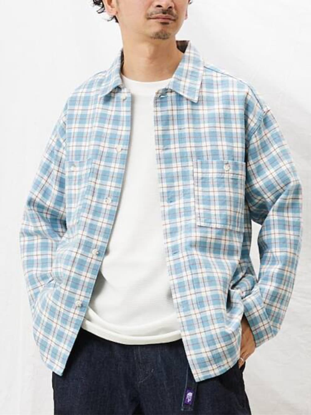 ブルー系のシャツ/ブラウス、ホワイト系のTシャツ/カットソー、ブルー系のデニムパンツを着用したメンズの春コーディネートの3枚目の写真